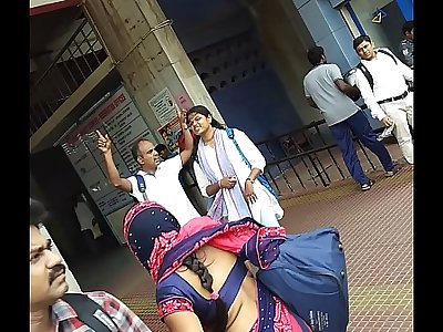 aunty desperate low hip saree play the part